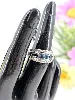 bague or blanc orné de 3 saphirs épaulés de 2 lignes de diamants or 750 millième (18 ct) 6,01g