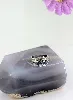 bague or blanc orné de 3 saphirs épaulés de 2 lignes de diamants or 750 millième (18 ct) 6,01g