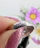 bague or blanc orné de 3 saphirs épaulés de 2 lignes de diamants or 750 millième (18 ct) 6,01g