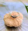 bague or blanc sertie de petits diamants noirs et blancs or 375 millième (9 ct) 0,78g