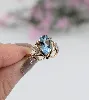 bague ornére d'une aigue-marine épaulée de petits diamants  or 750 millième (18 ct) 4,14g