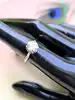 bague solitaire en platine et or centrée d'un diamant de 1,31ct avec certificat platine 900 millième (22 ct) 3,87g