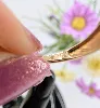 bague v en or centrée d'un saphir, un rubis, une émeraude et 6 petits diamants or 750 millième (18 ct) 2,3g