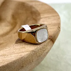 bgac bague chevalier en nacre carré et acier doré
