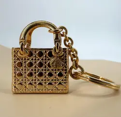 bijou de sac/porte-clés christian dior lady dior en métal doré, motif cannage