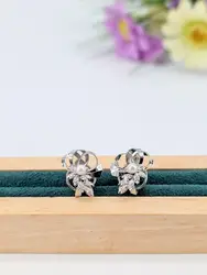 boucles d'oreilles clips en or blanc chacune sertie d'une perle de culture or 750 millième (18 ct) 4,45g