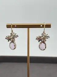 boucles d'oreilles pendantes chacune avec d'une pierre rose