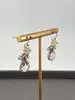 boucles d'oreilles pendantes chacune avec d'une pierre rose