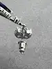 boucles d'oreilles pendantes chacune centrée d'une pierre bleue