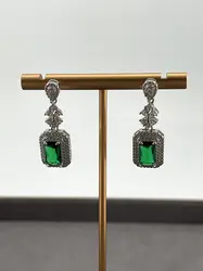 boucles d'oreilles pendantes chacune centrée d'une pierre verte entouré d'oxydes