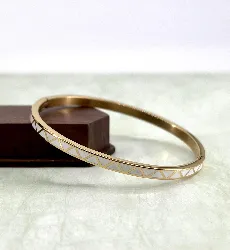 brac bracelet jonc en acier doré et émail blanc style géographique