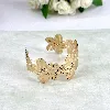 bracelet jonc motif fleur pavé d'oxydes en acier doré