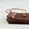 bracelet jonc ouvert fleur pavé d'oxydes