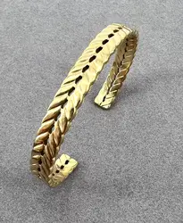 bracelet jonc ouvert motif feuille en métal doré