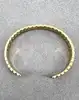 bracelet jonc ouvert motif feuille en métal doré