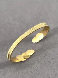 bracelet jonc ouvert motif feuille en métal doré