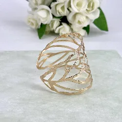 bracelet / manchette motif feuille martelée en acier doré