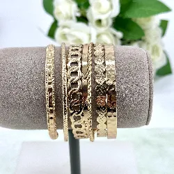 bracelet semainier 7 joncq ouverts en acier doré d6,5 cm