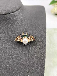 broche chave-souris avec oxydes et perle synthétiaue