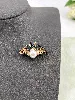 broche chave-souris avec oxydes et perle synthétiaue