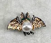 broche chave-souris avec oxydes et perle synthétiaue