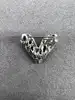 broche coeur pavé d'oxydes en métal argenté