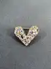 broche coeur pavé d'oxydes en métal doré