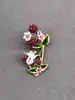 broche en émail souris parmi les framboise