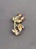 broche en émail souris parmi les framboise