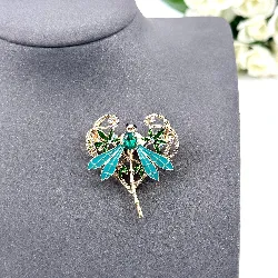 broche motif libellule en émail et en acier doré sertie d'oxydes