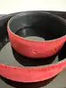 ceinture vintage yves saint laurent en cuir suédé rouge avec pendentif soleil et coeur, boucle martelée dorée taille 85/34