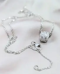 chaîne or blanc orné d'un pendentif rouleau entièrement pavée de petits diamants or 750 millième (18 ct) 5,42g