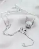 chaîne or blanc orné d'un pendentif rouleau entièrement pavée de petits diamants or 750 millième (18 ct) 5,42g