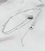 chaîne or blanc orné d'un pendentif rouleau entièrement pavée de petits diamants or 750 millième (18 ct) 5,42g