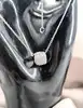 chaîne or blanc orné d'un pendentif rouleau entièrement pavée de petits diamants or 750 millième (18 ct) 5,42g