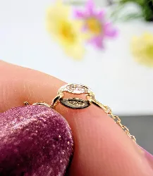 collier fin en or avec un pendentif "attrape rèves" motif vidé or 750 millième (18 ct) 1,38g
