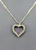 collier maille fantaisie limée orné d'un pendentif coeur serti de petits oxydes or 750 millième (18 ct) 2,09g