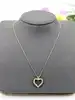 collier maille fantaisie limée orné d'un pendentif coeur serti de petits oxydes or 750 millième (18 ct) 2,09g