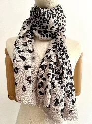 foulard / châle cartier imprimé léopard en soie 30% et cachemire 70% fond taupe