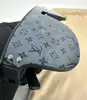 lunettes de soleil louis vuitton waimea noir monogram z1082w avec détails cloutés en métal argenté