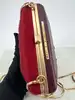 minaudière/pochette rigide marc by marc jacobs bordeaux avec chaîne dorée