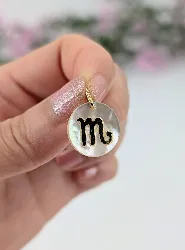 pendentif nacre orné de bla lettre m  or 750 millième (18 ct) 0,96g