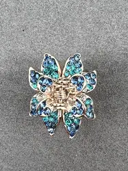 pince à cheveux bleu pavé d'oxydes en métal doré