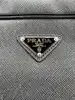 porte-documents prada en cuir noir saffiano sans bandoulière