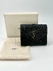 portefeuille saint laurent en cuir noir matelasé grain de poudre avec logo doré