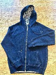 veste à capuche dior en laine bleu marine et jacquard dior oblique habille l'intérieur