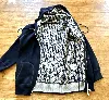 veste à capuche dior en laine bleu marine et jacquard dior oblique habille l'intérieur