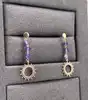 23000470 boucles d’oreilles pendantes ornées de 3 améthystes et d’un motif soleil