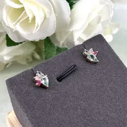 23042005 boucles d’oreilles puces chacune ornée de 4 oxydes de couleur