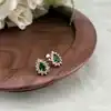 23056050 boucles d'oreilles puces motif goutte d'eau avec oxydes vert et blancs
